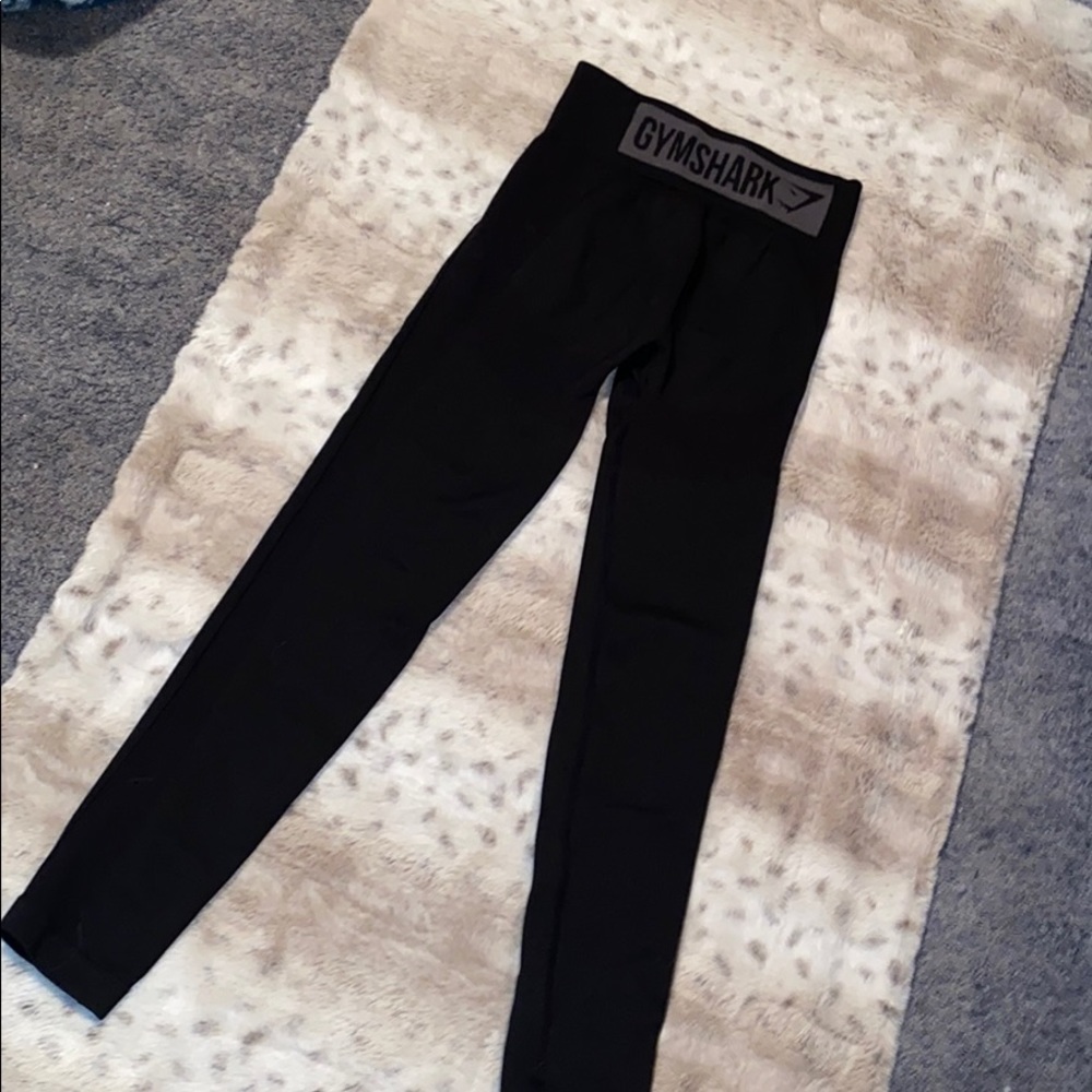 Gym shark leggings